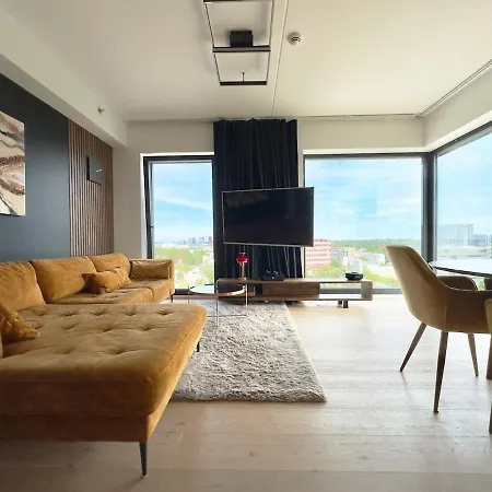 Apartman Skyview Luxury, Wide Monitor And Scenic Bath Window *