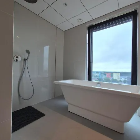 Skyview Luxury, Wide Monitor And Scenic Bath Window *