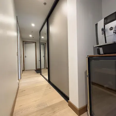 Skyview Luxury, Wide Monitor And Scenic Bath Window Apartman