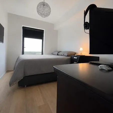 Skyview Luxury, Wide Monitor And Scenic Bath Window Apartman *