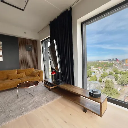 Skyview Luxury, Wide Monitor And Scenic Bath Window Apartman