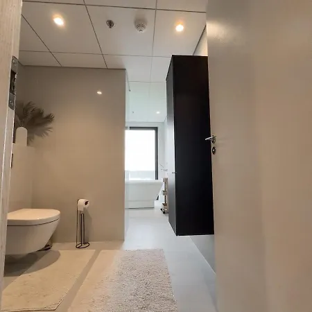 Skyview Luxury, Wide Monitor And Scenic Bath Window *