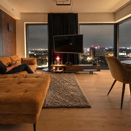 Skyview Luxury, Wide Monitor And Scenic Bath Window Apartman
